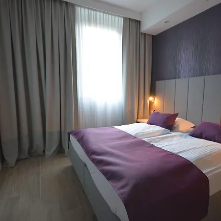 Hotel Emonec 3*