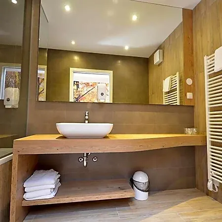 Emonec Hotel 3*