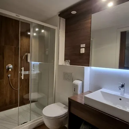 Hotel Emonec 3*
